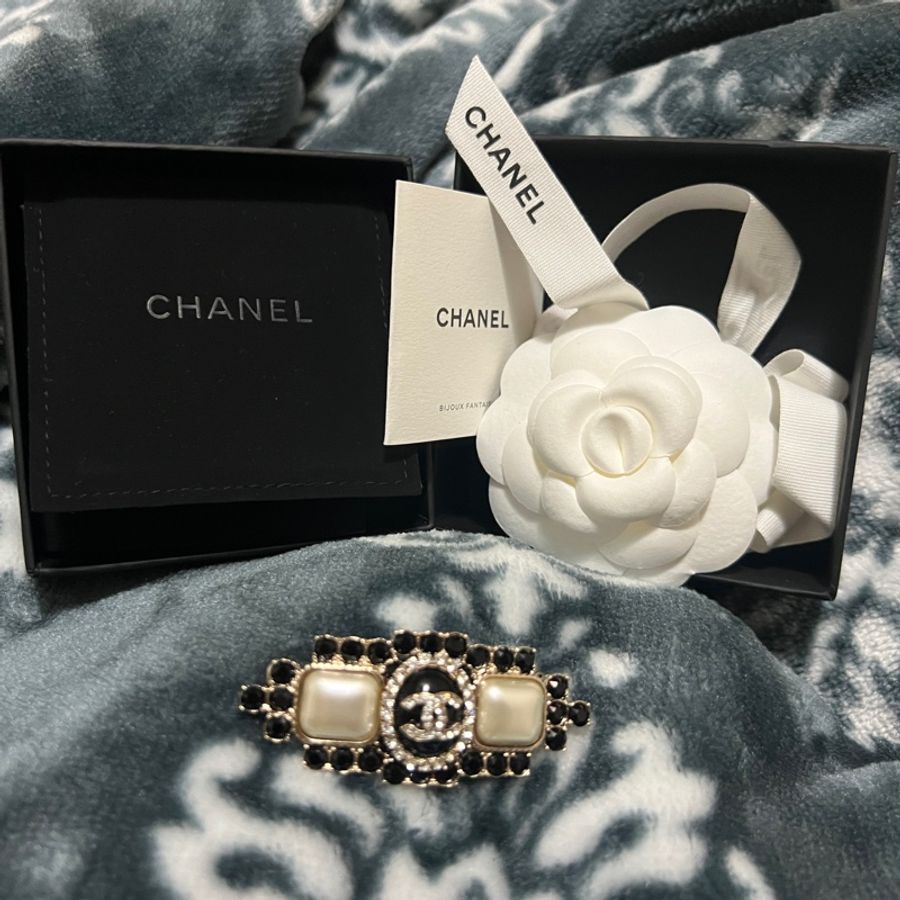 #Chanel 21年 水鑽/黑鑽雙Clogo 叛逆的優雅 #胸針❤️(#優惠)-9