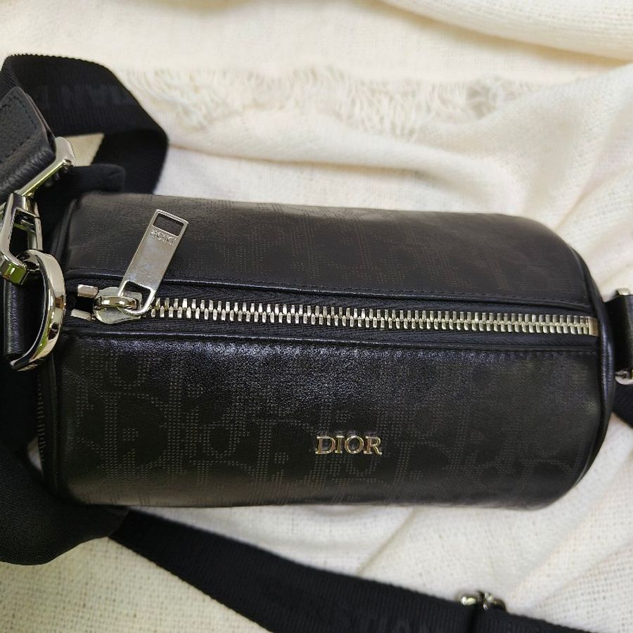 【9成新】㊣✨Christian Dior✨(附盒/台灣購證)迪奧 CD 黑色 雷射雕紋 老花 圓筒包 桶包 肩背包 斜背包/二手包/保證正品🌳二手樹屋🌳-6