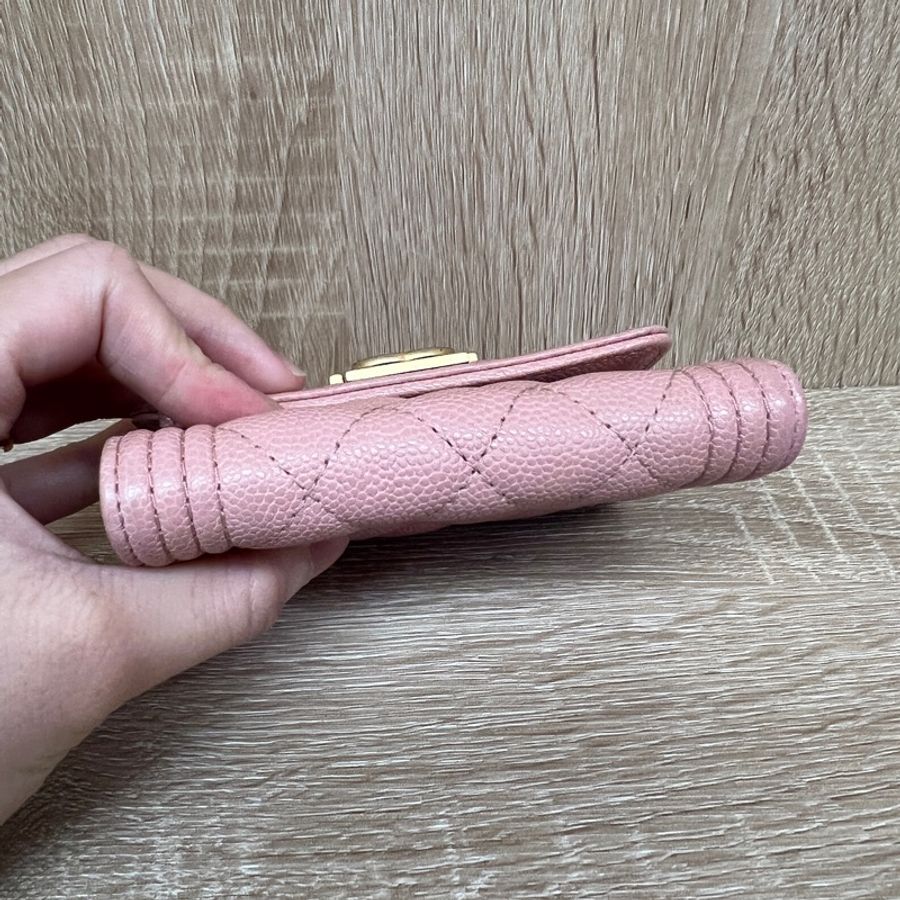 Chanel 粉荔枝皮霧金釦Boy三折短夾-4