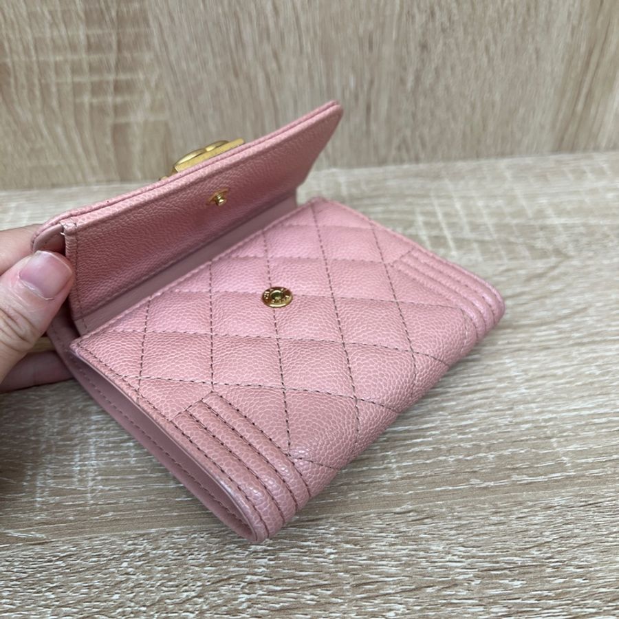 Chanel 粉荔枝皮霧金釦Boy三折短夾-5