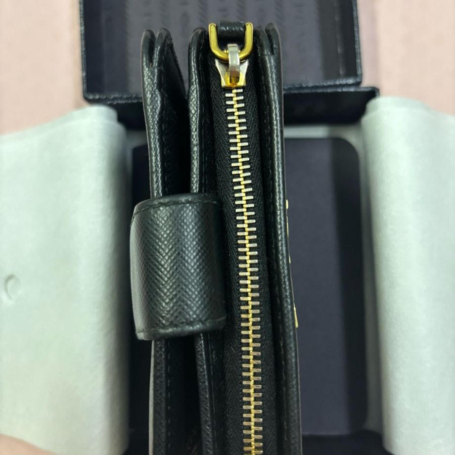PRADA 普拉達 SAFFIANO METAL經典金色金屬浮雕LOGO防刮牛皮短夾/零錢包(黑1ML018-SAFFIANO METAL-NERO)-9
