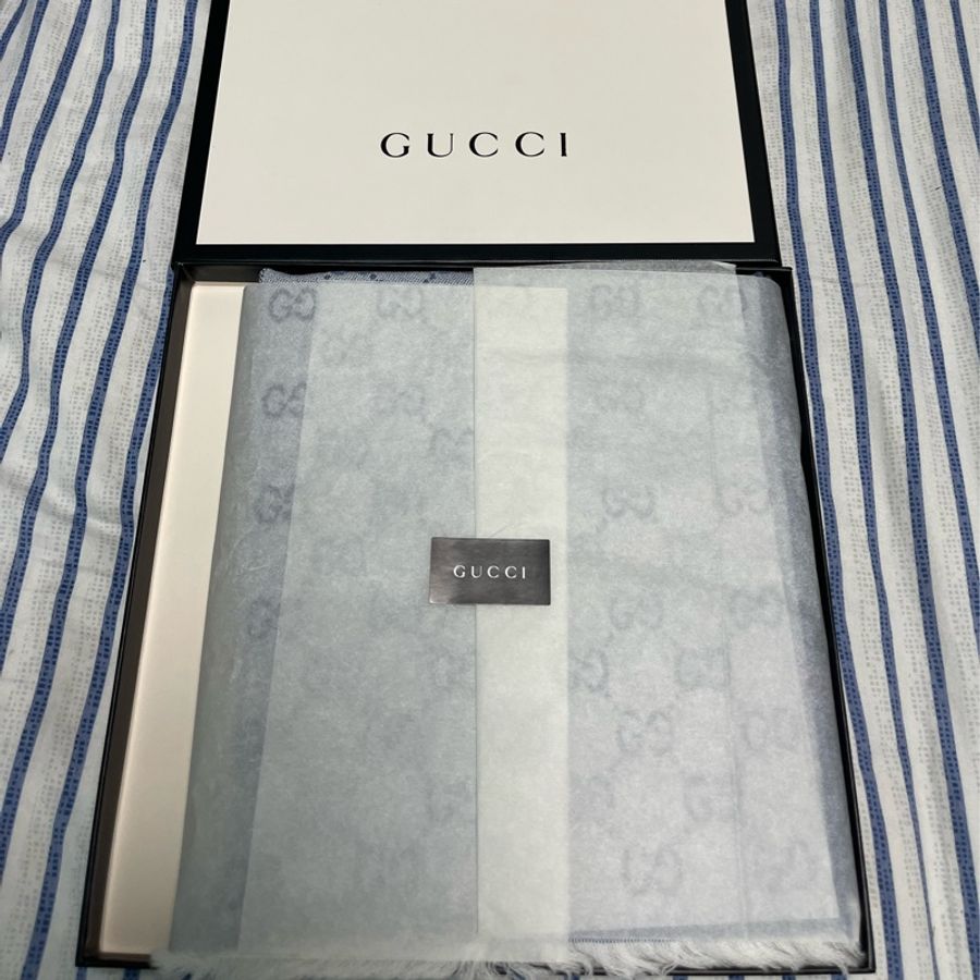 Gucci全新連吊牌連盒淺藍拼牛仔藍羊毛圍巾頸巾Scarf-1