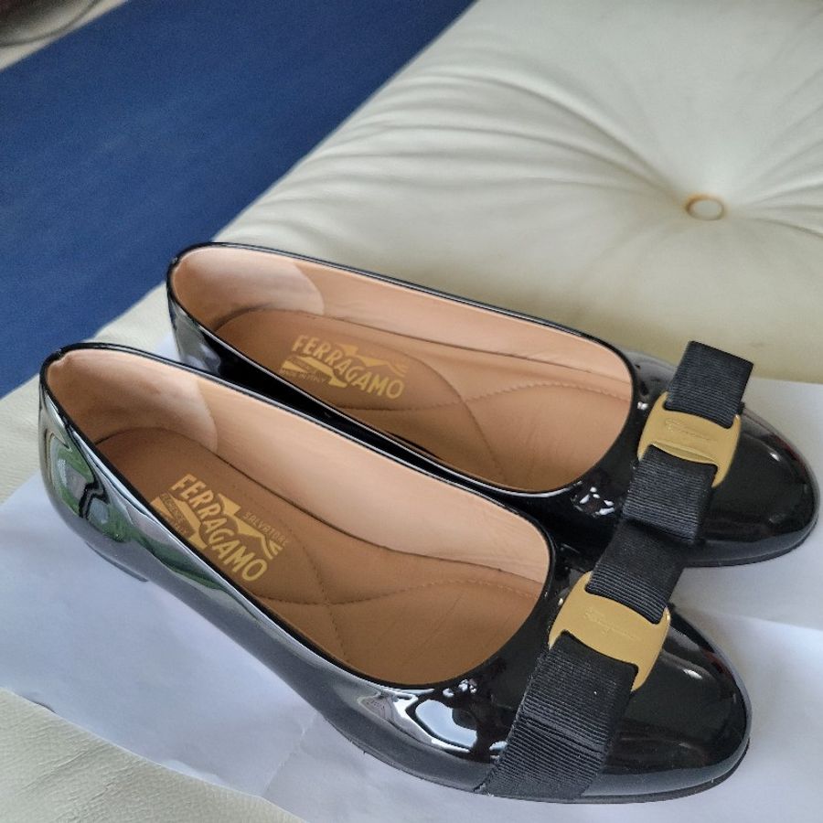 Ferragamo 經典黑圓頭平底鞋(7號半)-0