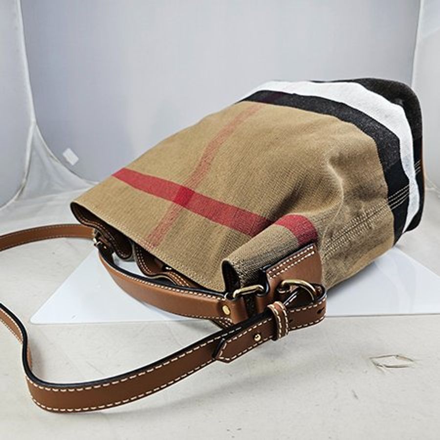 已售出*BURBERRY 卡其色經典格紋棉麻兩用水桶包 3945742-2