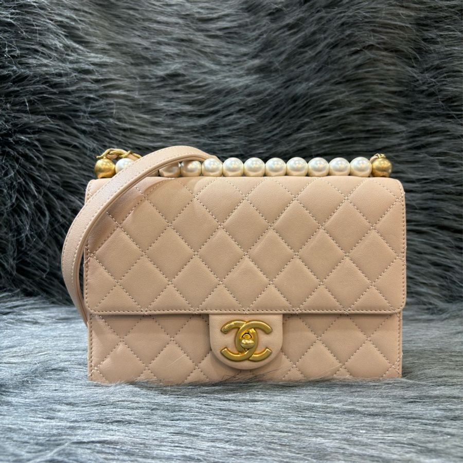 Chanel AS0585 Quilted Flap LOGO WOC 奶茶皮 杏色 小牛皮 珍珠 金鍊 肩背包 斜背包 鍊子包 鏈帶包-0