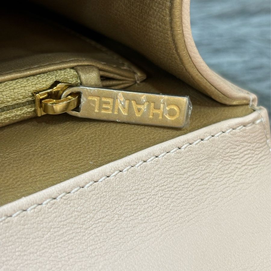 Chanel AS0585 Quilted Flap LOGO WOC 奶茶皮 杏色 小牛皮 珍珠 金鍊 肩背包 斜背包 鍊子包 鏈帶包-26