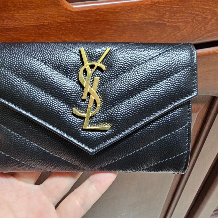 MONOGRAM粒面壓紋皮革小型信封錢包-0