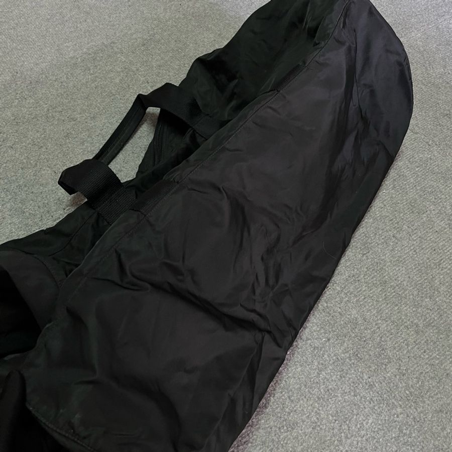 🏷️ Prada尼龍圓筒旅行袋-16