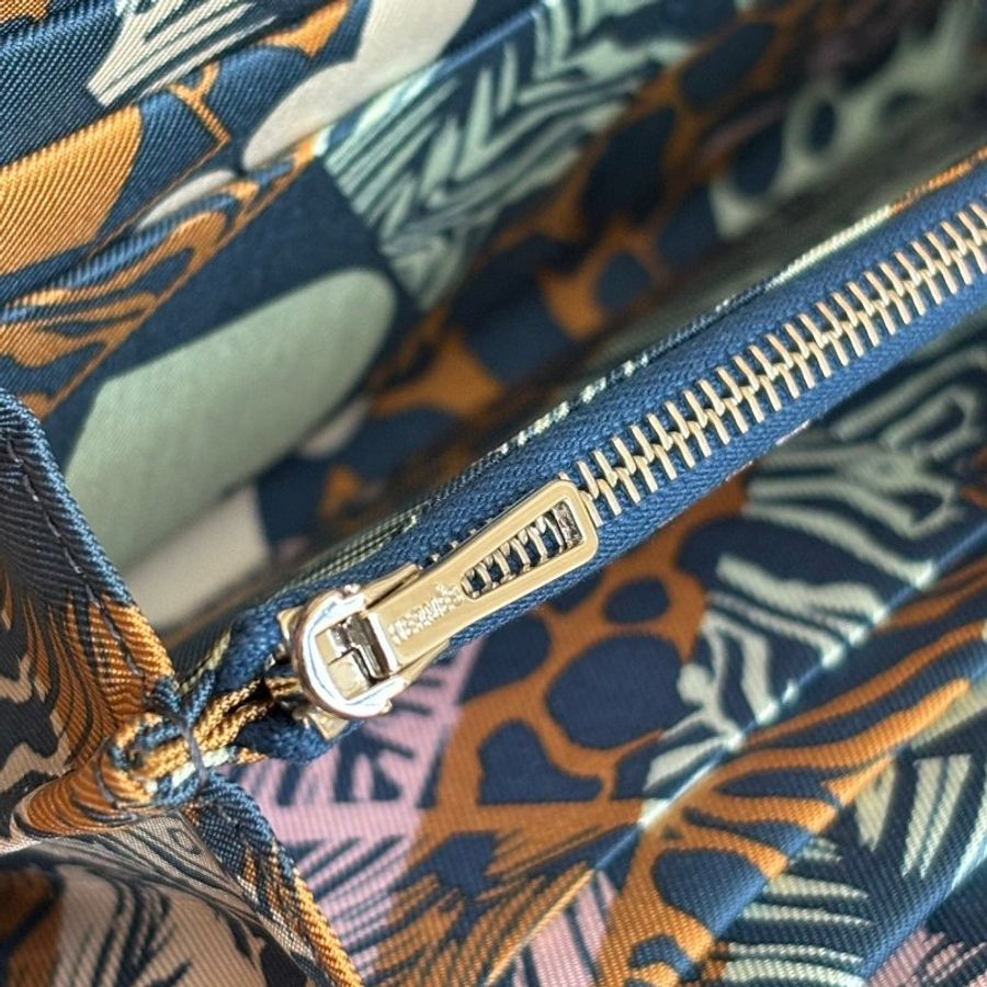 ::HERMES:: Silk In 深藍色絲巾長夾-12