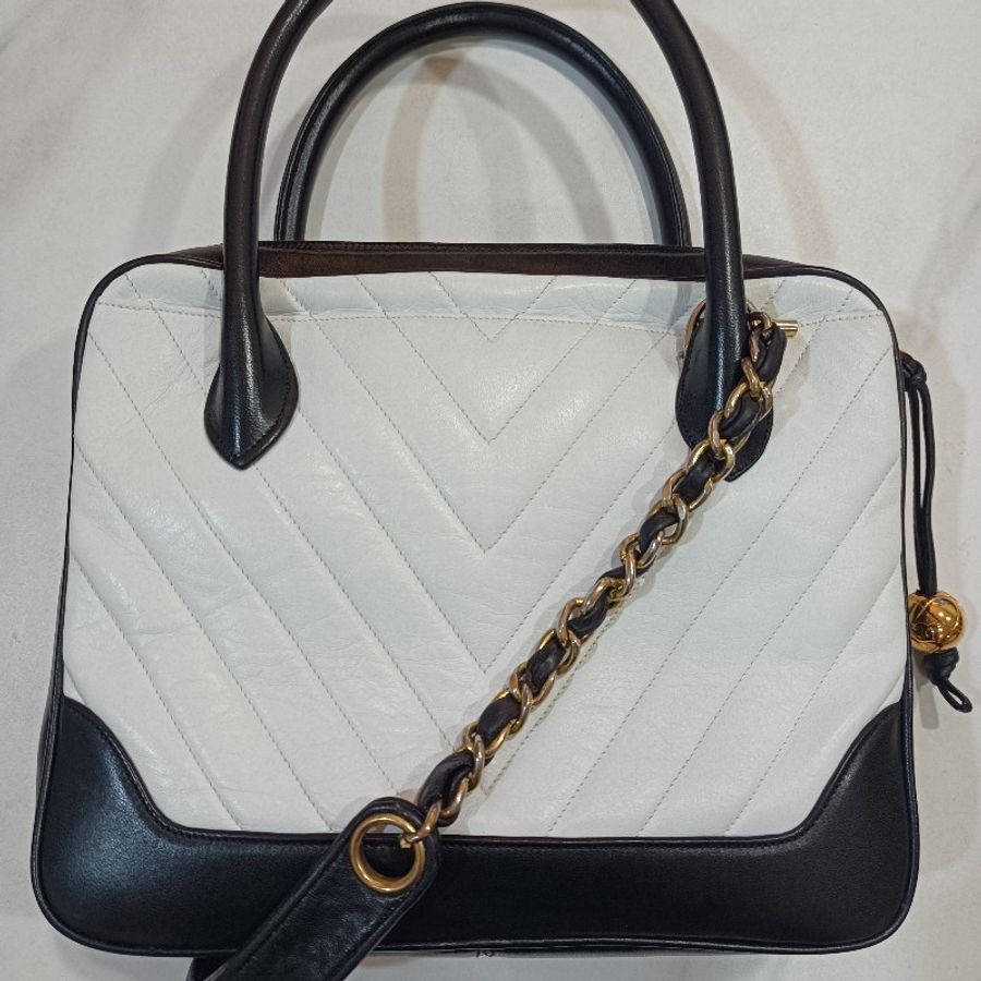 Chanel vintage V stich 黑白撞色手提肩背包-0