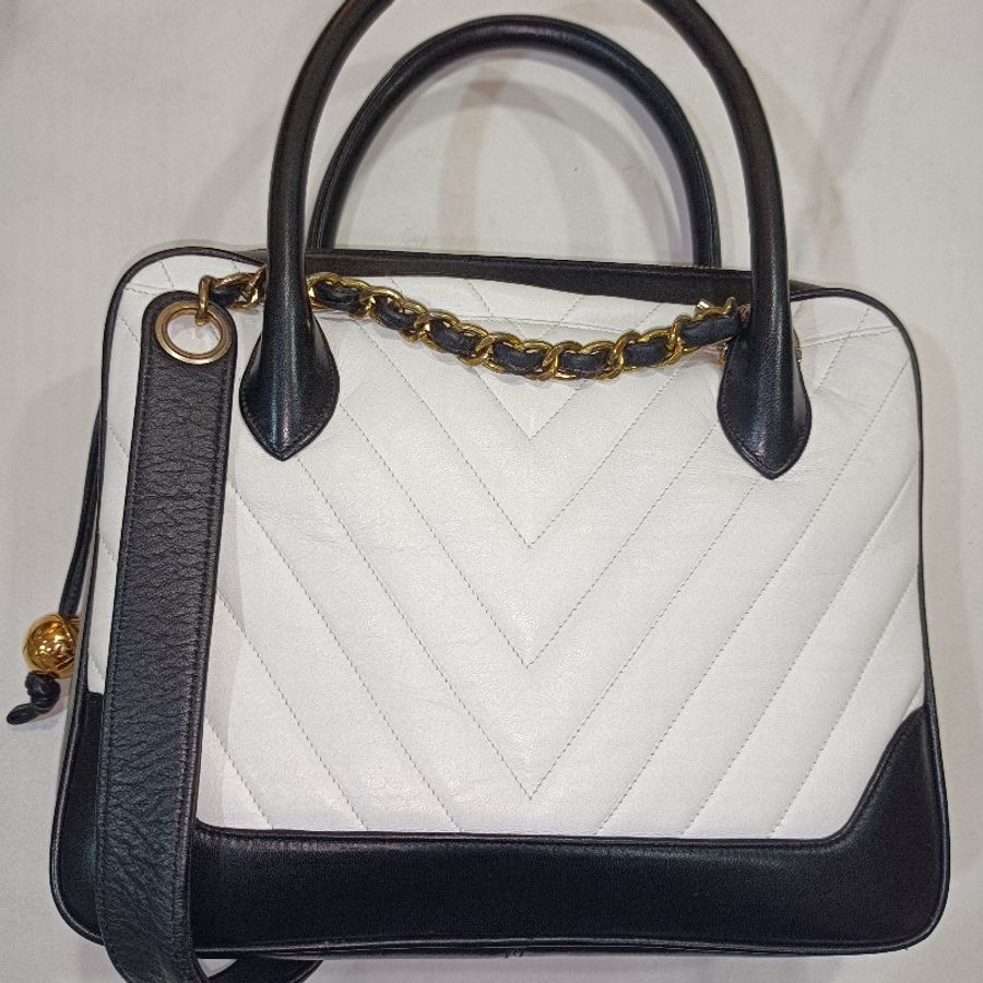 Chanel vintage V stich 黑白撞色手提肩背包-1