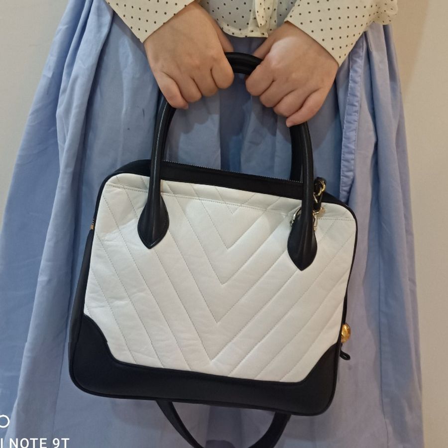 Chanel vintage V stich 黑白撞色手提肩背包-17