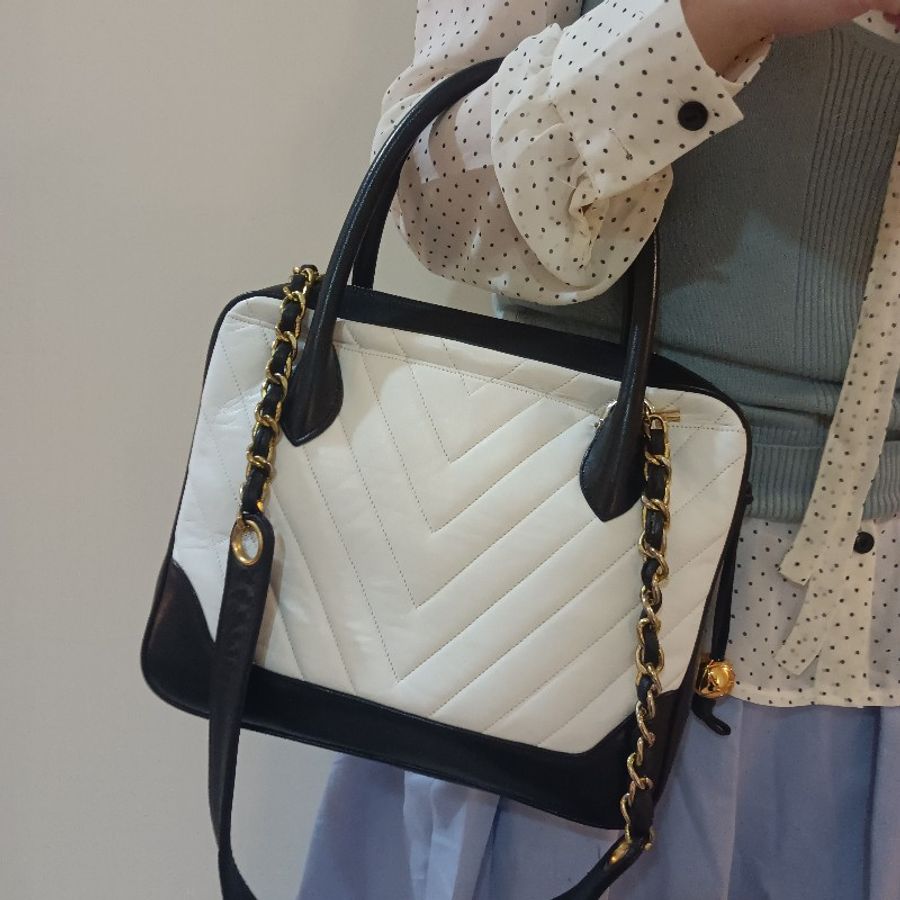 Chanel vintage V stich 黑白撞色手提肩背包-18