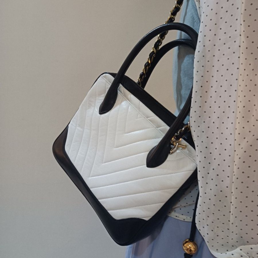 Chanel vintage V stich 黑白撞色手提肩背包-19