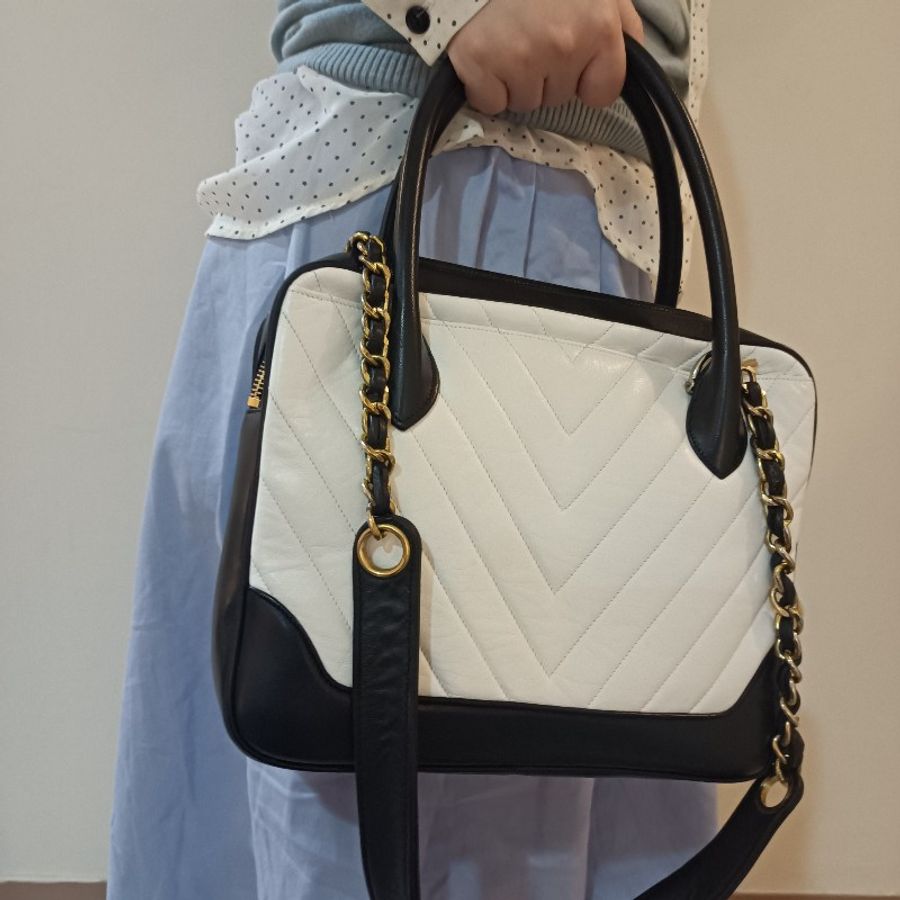 Chanel vintage V stich 黑白撞色手提肩背包-20