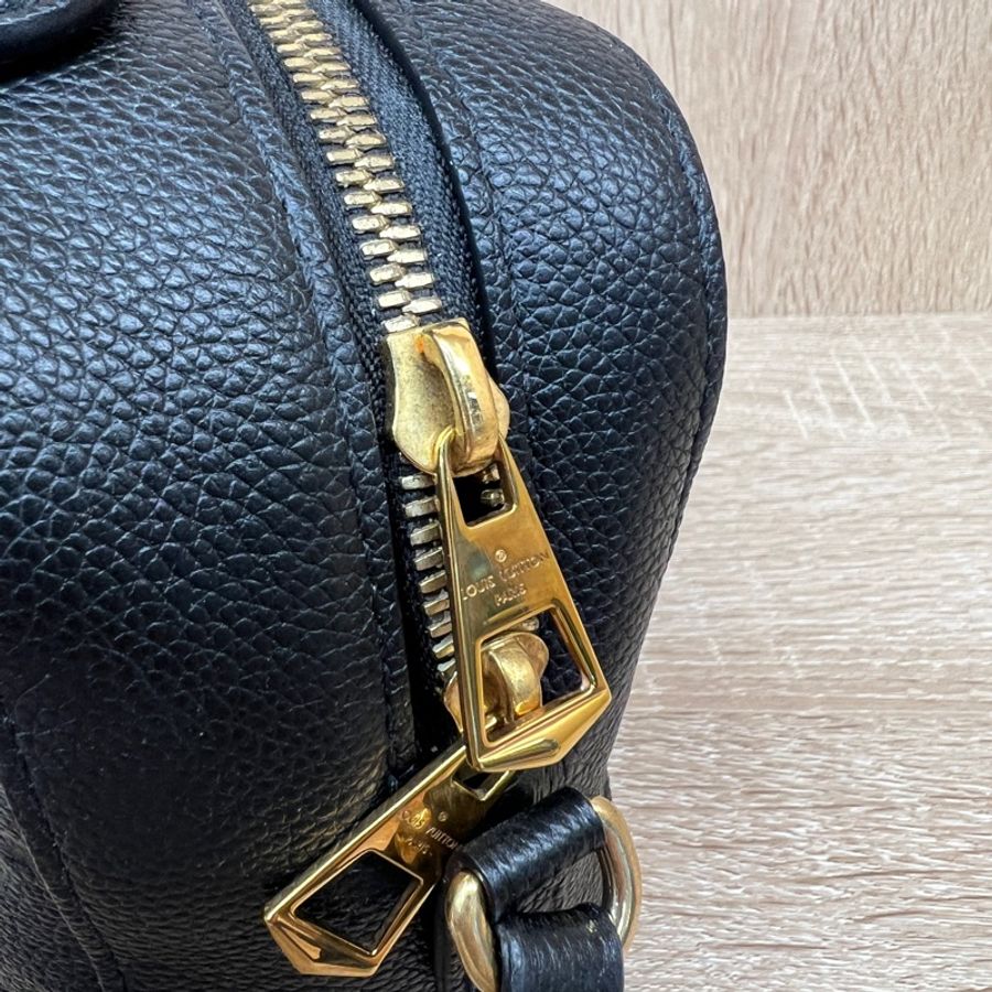 LV 黑牛皮壓紋金釦手提斜背相機包M44593-4