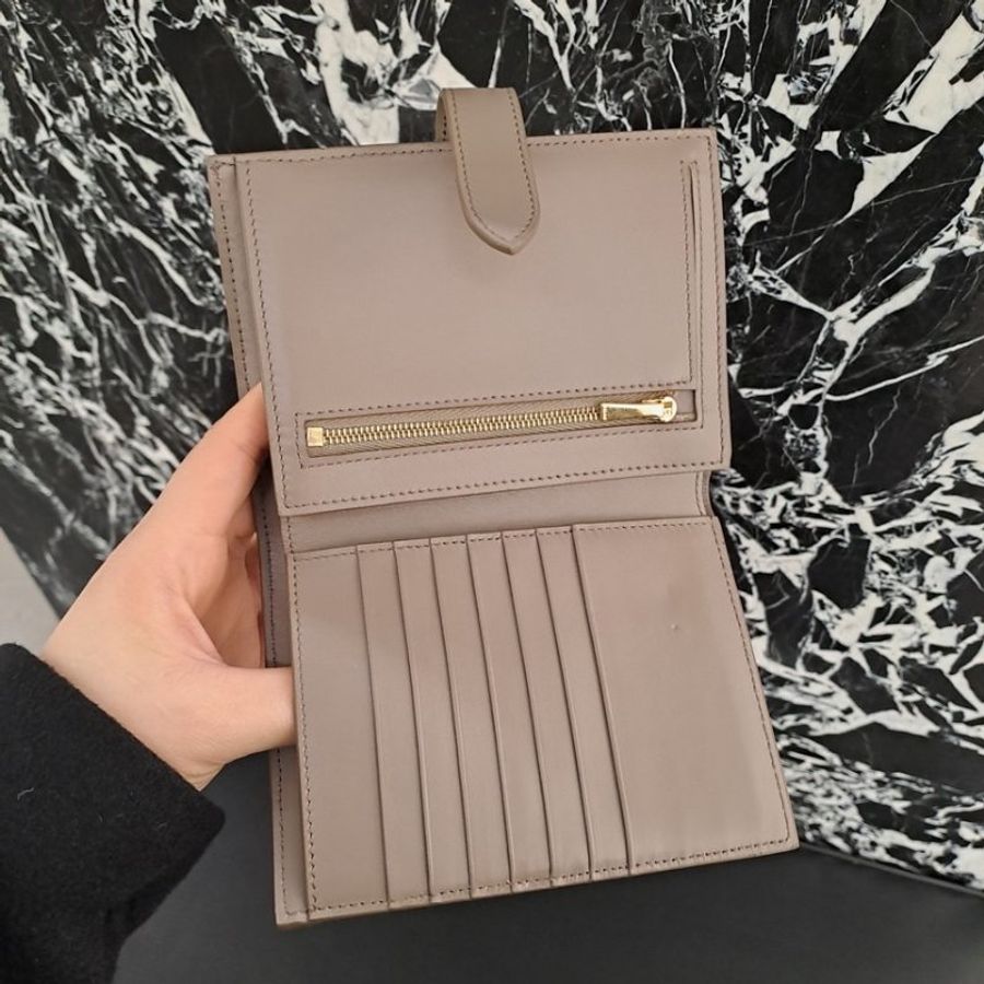 Celine 珠地小牛皮中型 Strap 皮夾/中夾 鵝卵石色《當季專櫃正售★全新商品 》-2