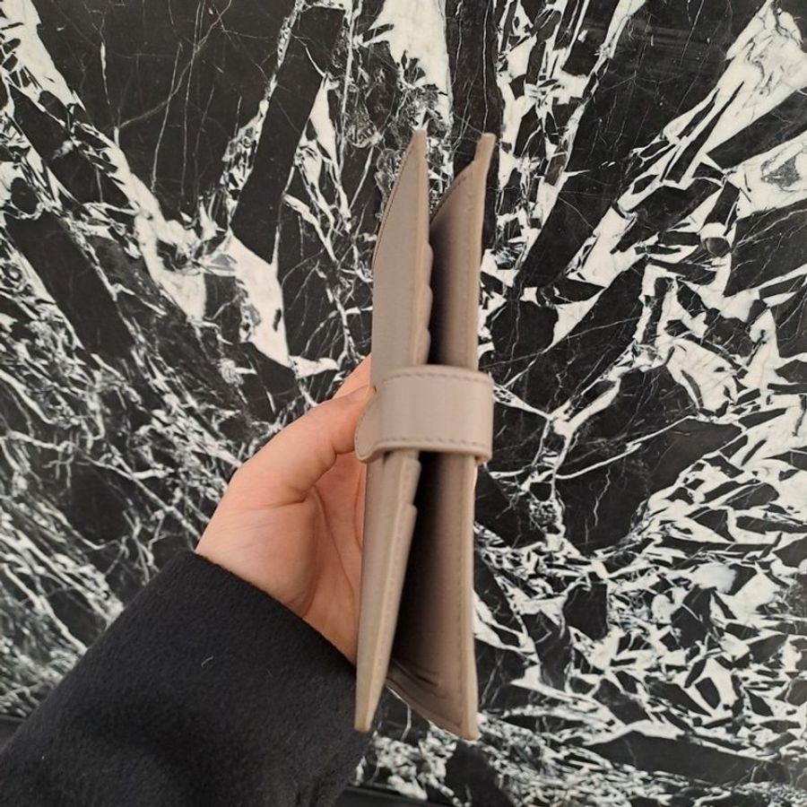 Celine 珠地小牛皮中型 Strap 皮夾/中夾 鵝卵石色《當季專櫃正售★全新商品 》-4