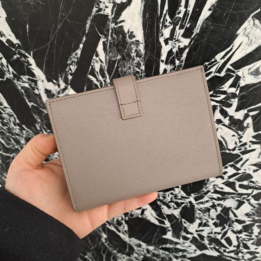 Celine 珠地小牛皮中型 Strap 皮夾/中夾 鵝卵石色《當季專櫃正售★全新商品 》-5