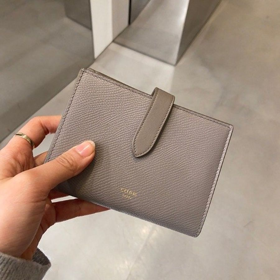 Celine 珠地小牛皮中型 Strap 皮夾/中夾 鵝卵石色《當季專櫃正售★全新商品 》-6