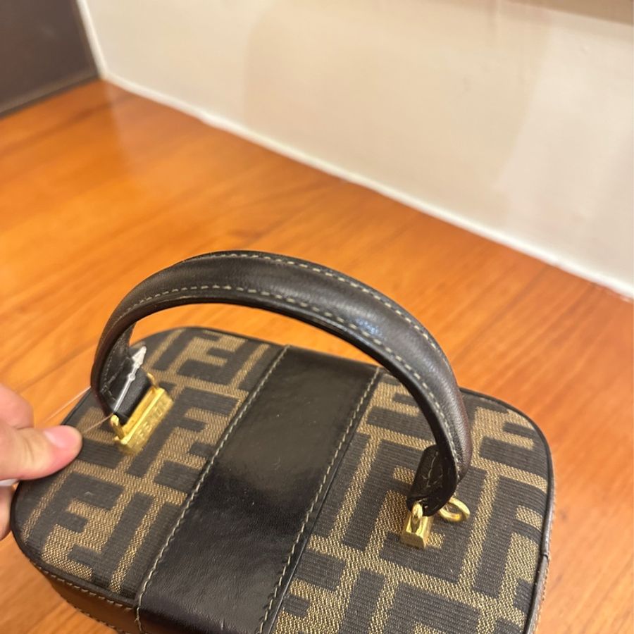 FENDI 咖滿版緹花手提化妝包-6