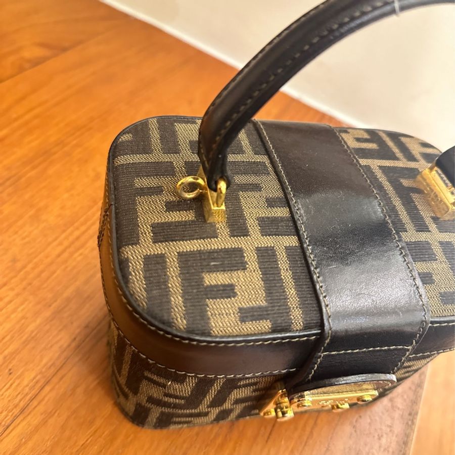 FENDI 咖滿版緹花手提化妝包-15