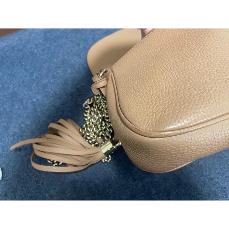 GUCCI GG車紋LOGO流蘇設計牛皮鏈帶扣式斜背包-10