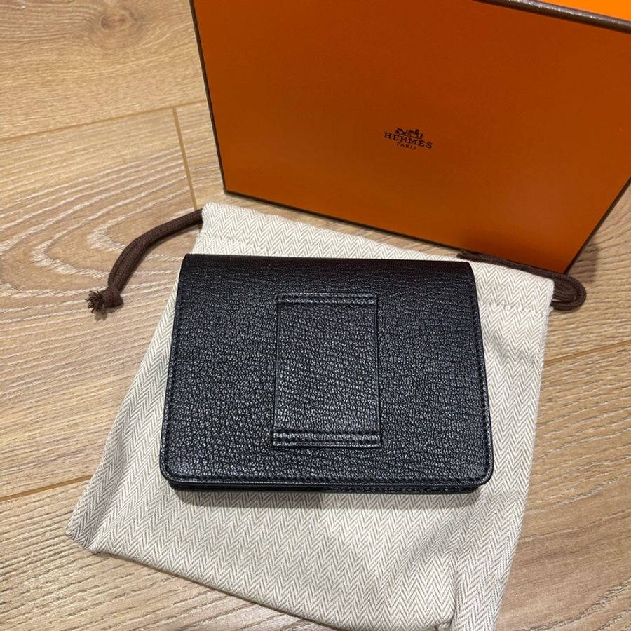 HERMES Roulis Slim Wallet 經典豬鼻子造型山羊皮翻蓋皮夾/迷你腰掛包(黑/淡金 無背帶)-9