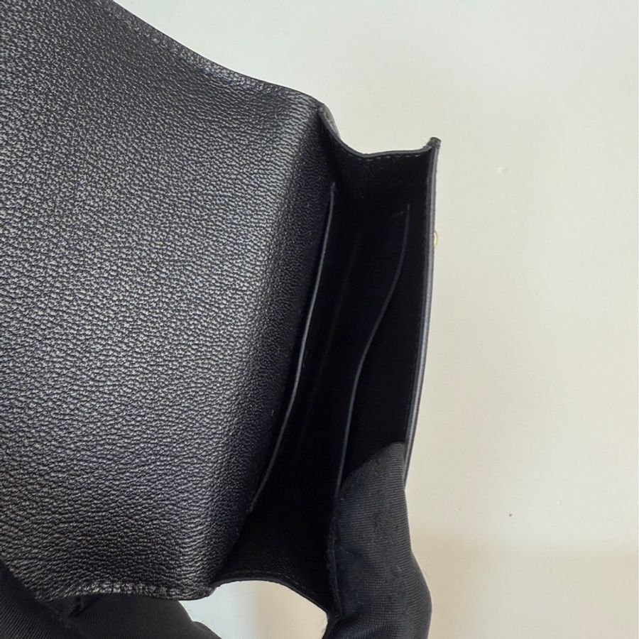 HERMES Roulis Slim Wallet 經典豬鼻子造型山羊皮翻蓋皮夾/迷你腰掛包(黑/淡金 無背帶)-11