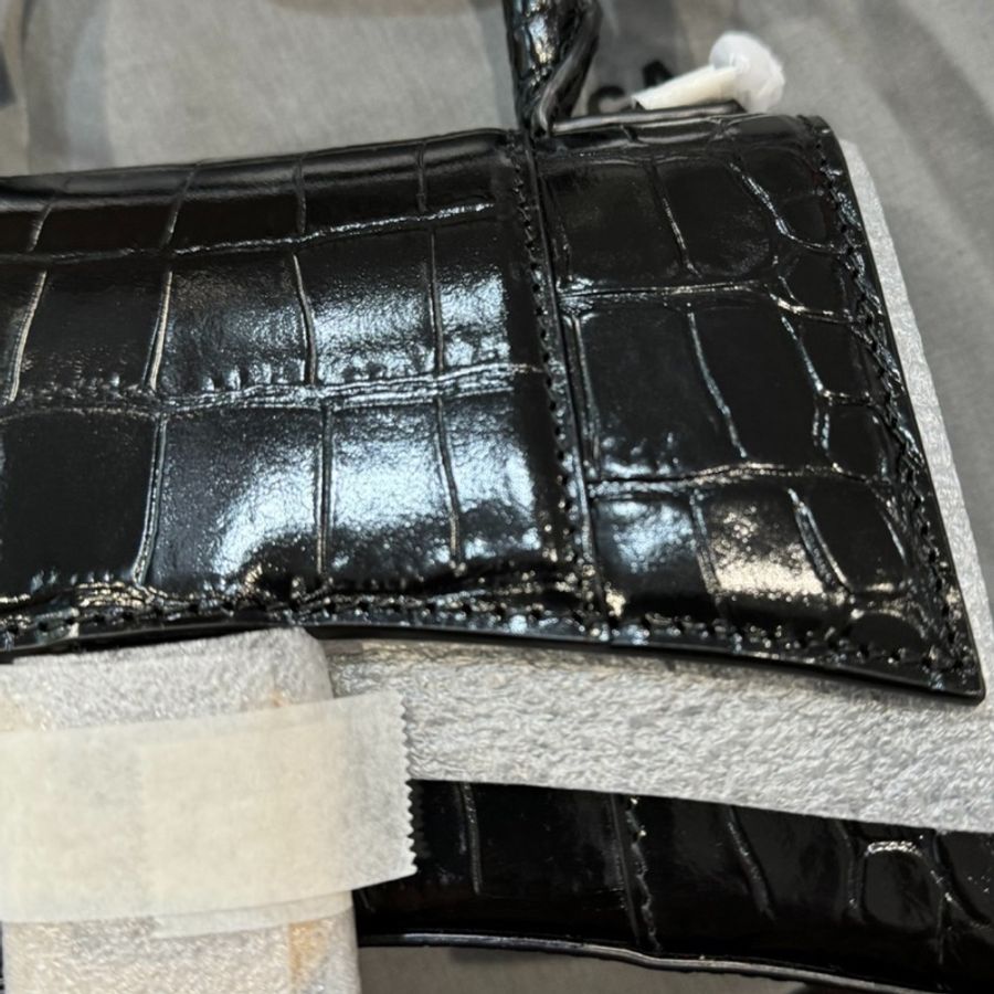 Balenciaga牛皮鰐魚紋金扣斜挎包-2