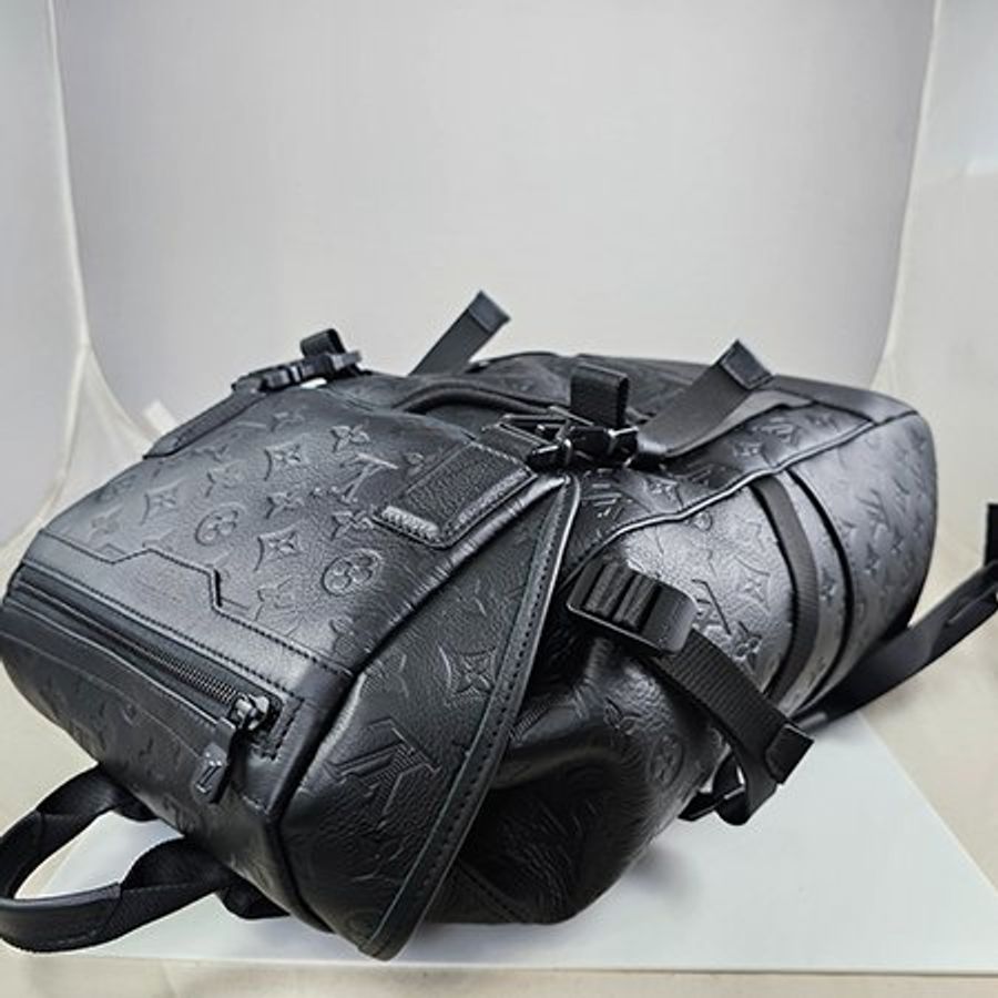 已售出*LV黑色牛皮壓紋Getaway 後背包 M24776-2