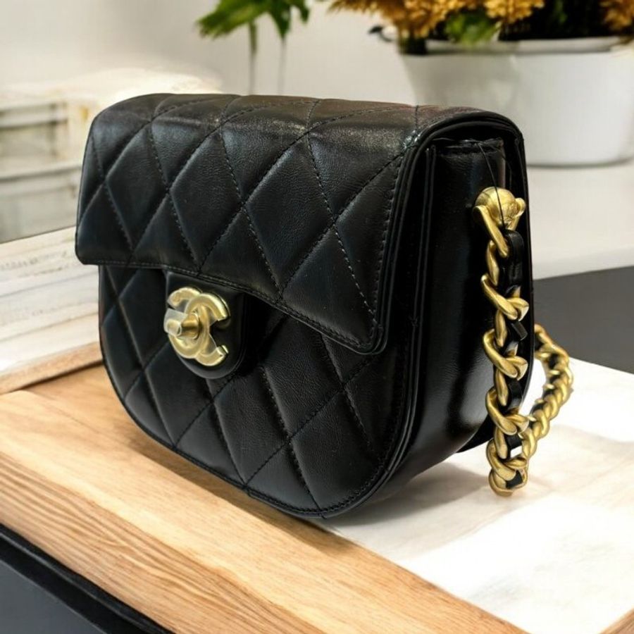 CHANEL .黑色亮面小牛皮迷你馬鞍包/黑色-3