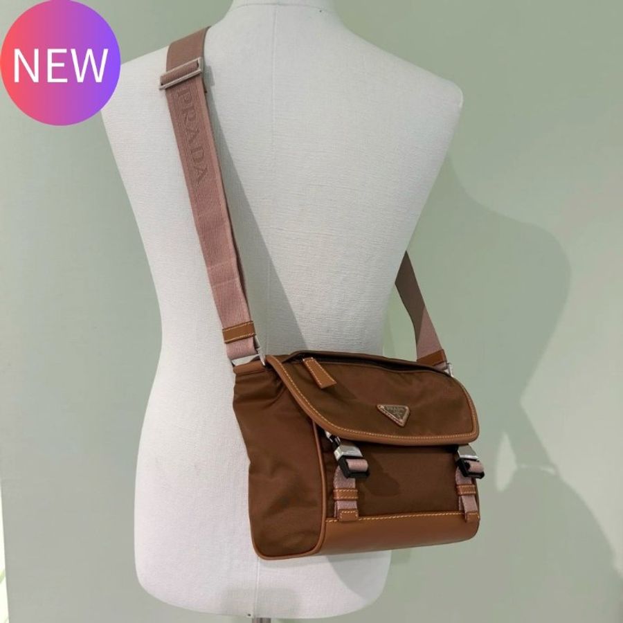 Prada 2VD066 再生尼龍和皮革肩背包 軟木棕色《當季專櫃正售★全新商品 》-0