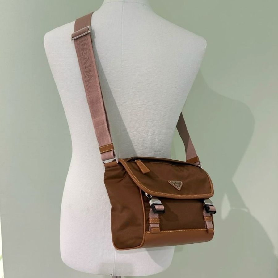 Prada 2VD066 再生尼龍和皮革肩背包 軟木棕色《當季專櫃正售★全新商品 》-6