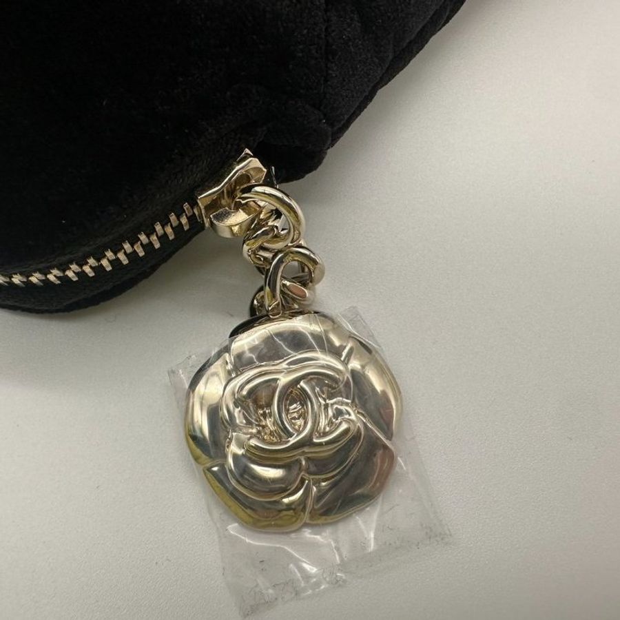 Chanel 香奈兒 全新 黑金絲絨 山茶花吊飾 手拿包 VIC禮 黑色-4
