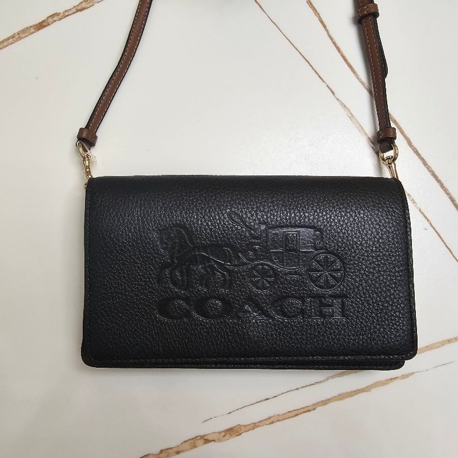 COACH ANAN大馬車壓印Logo WOC包防刮牛皮掀蓋 側背/斜背/晚宴包（外黑內紅背帶咖）-7