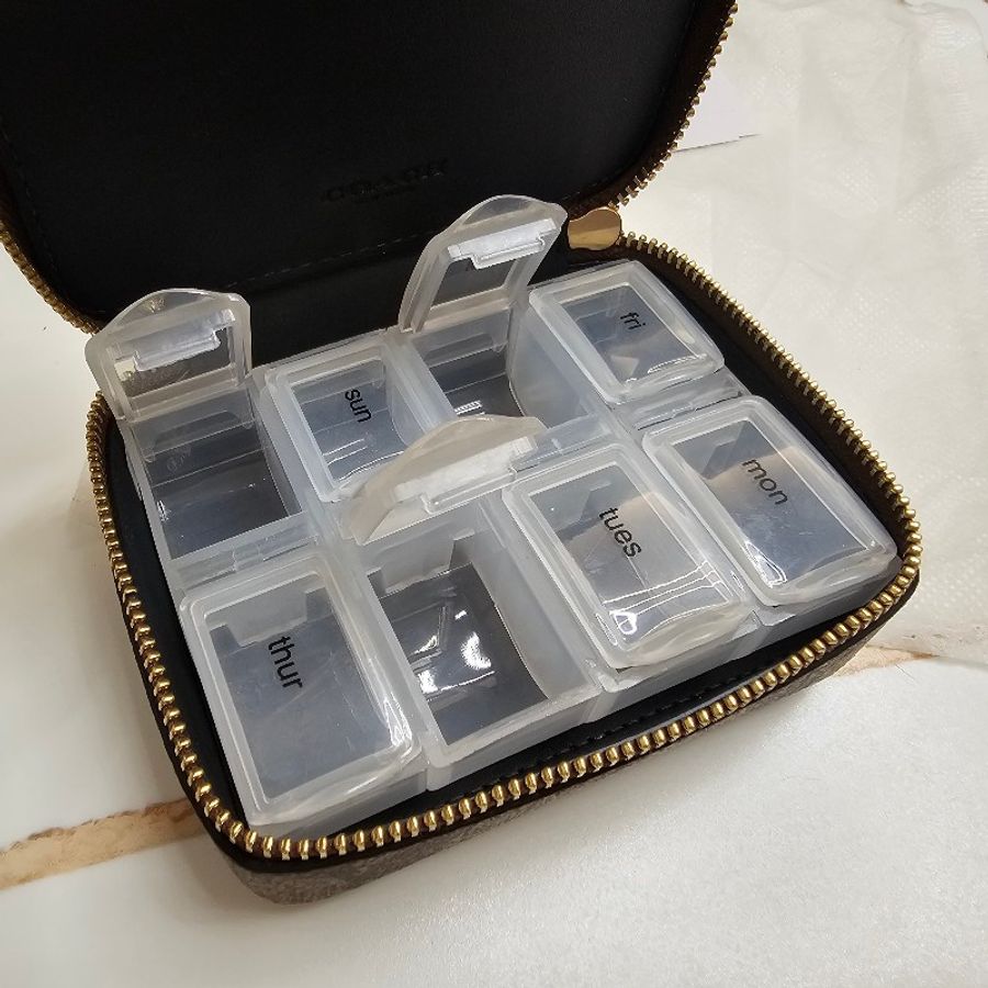 COACH 金馬車防刮PVC附藥盒/飾品收納盒--兩用（卡其老花）-11