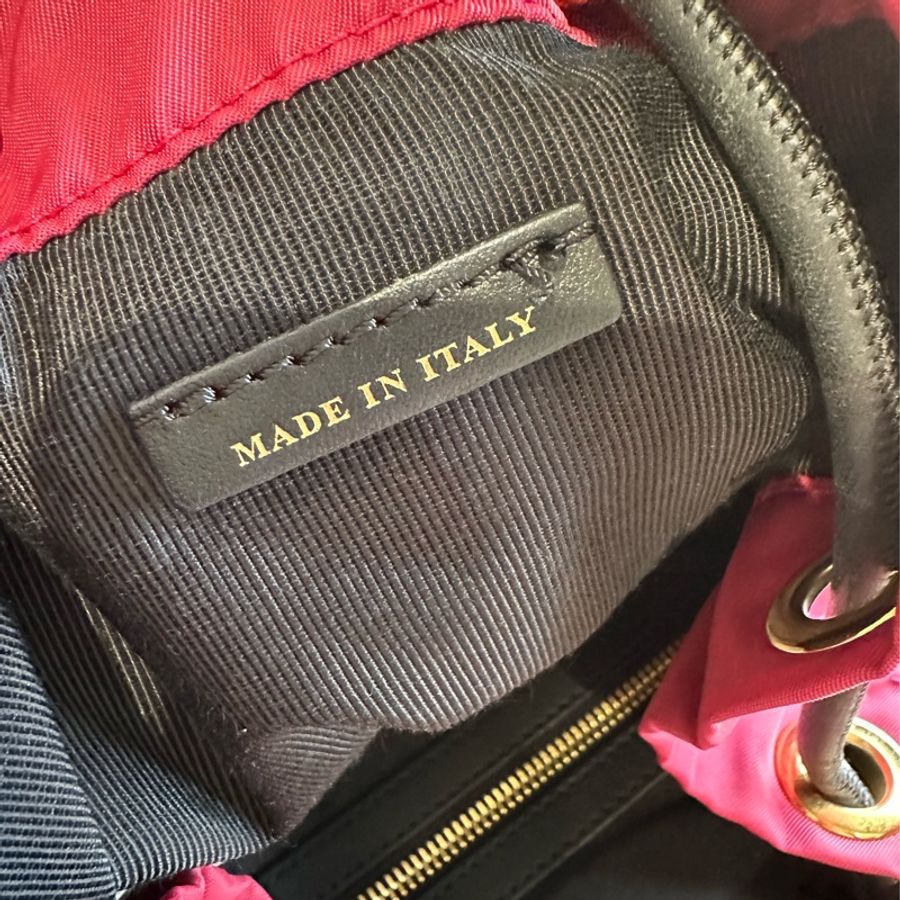 Burberry The Rucksack 中號 尼龍後背包 (莓果紅)-6
