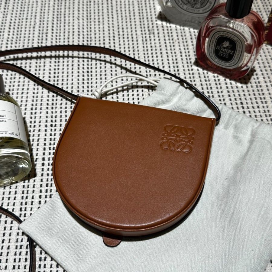 Loewe Mini Heel Pouch 焦糖色-1