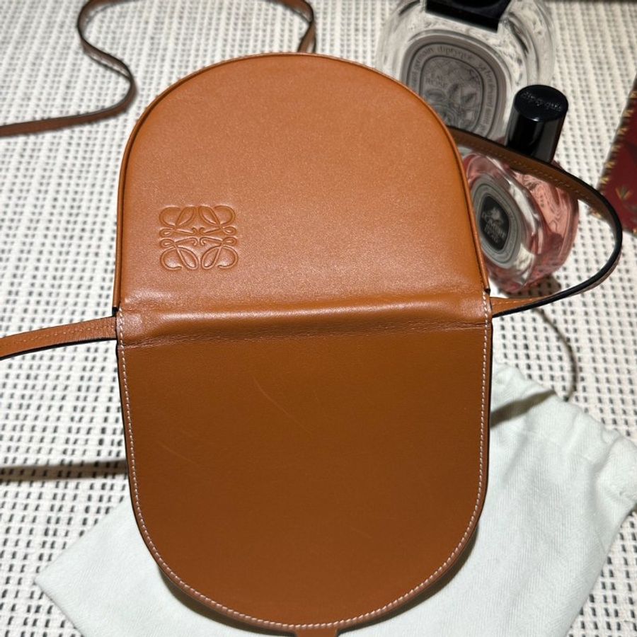 Loewe Mini Heel Pouch 焦糖色-6