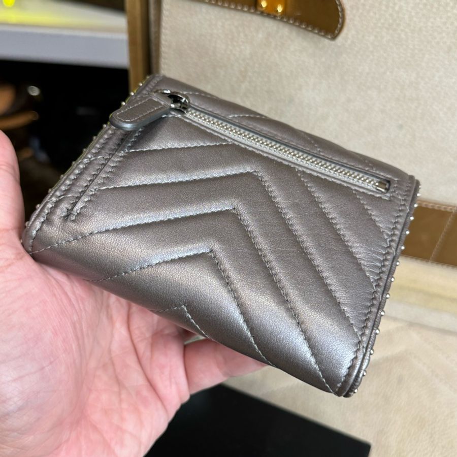 CHANEL 香檳銀山形紋鉚釘三折短夾🗝️超有質感-8