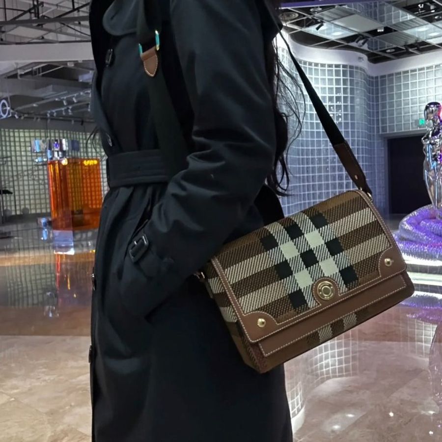 Burberry 80713851 帆布拼皮革 Note 翻蓋 包 樺木棕《當季專櫃正售★全新商品 》-1