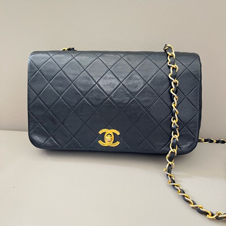 Chanel Vintage 黑色金鏈口蓋包-29