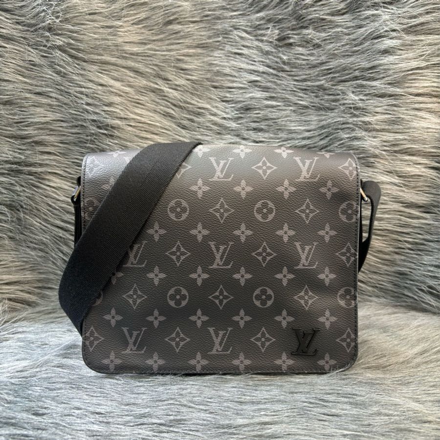 LV M44000 DISTRICT 黑色 原花 字紋 老花 斜背包 信差包 郵差包 記者包 航空包-0