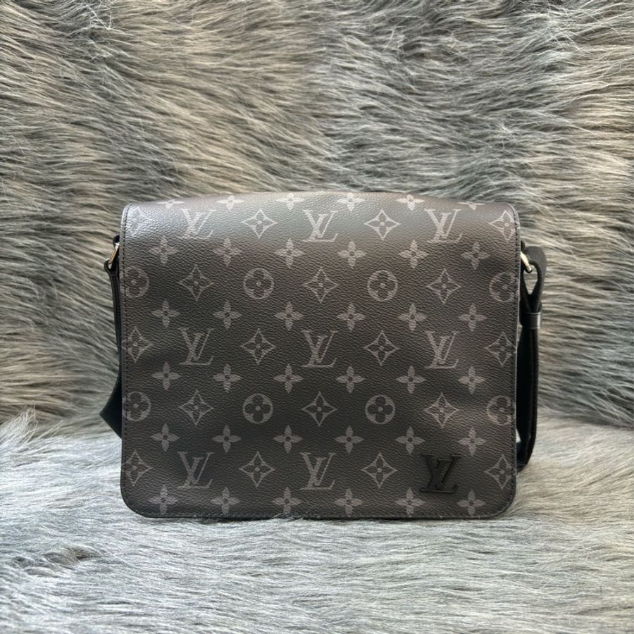 LV M44000 DISTRICT 黑色 原花 字紋 老花 斜背包 信差包 郵差包 記者包 航空包-1
