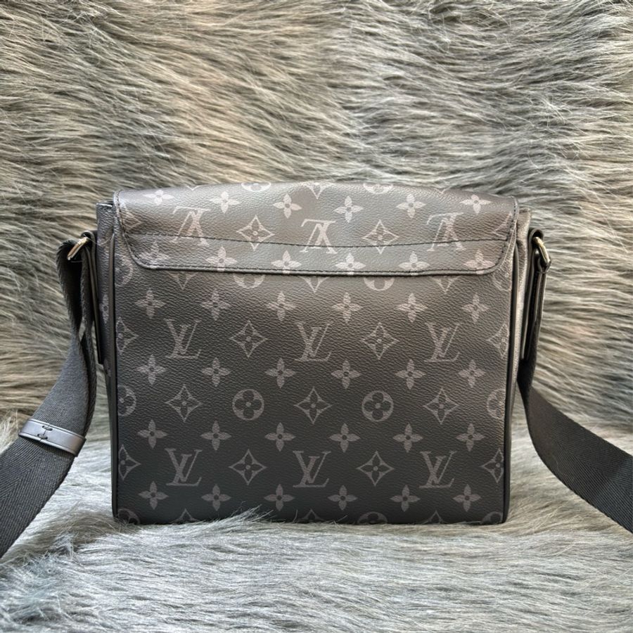 LV M44000 DISTRICT 黑色 原花 字紋 老花 斜背包 信差包 郵差包 記者包 航空包-3