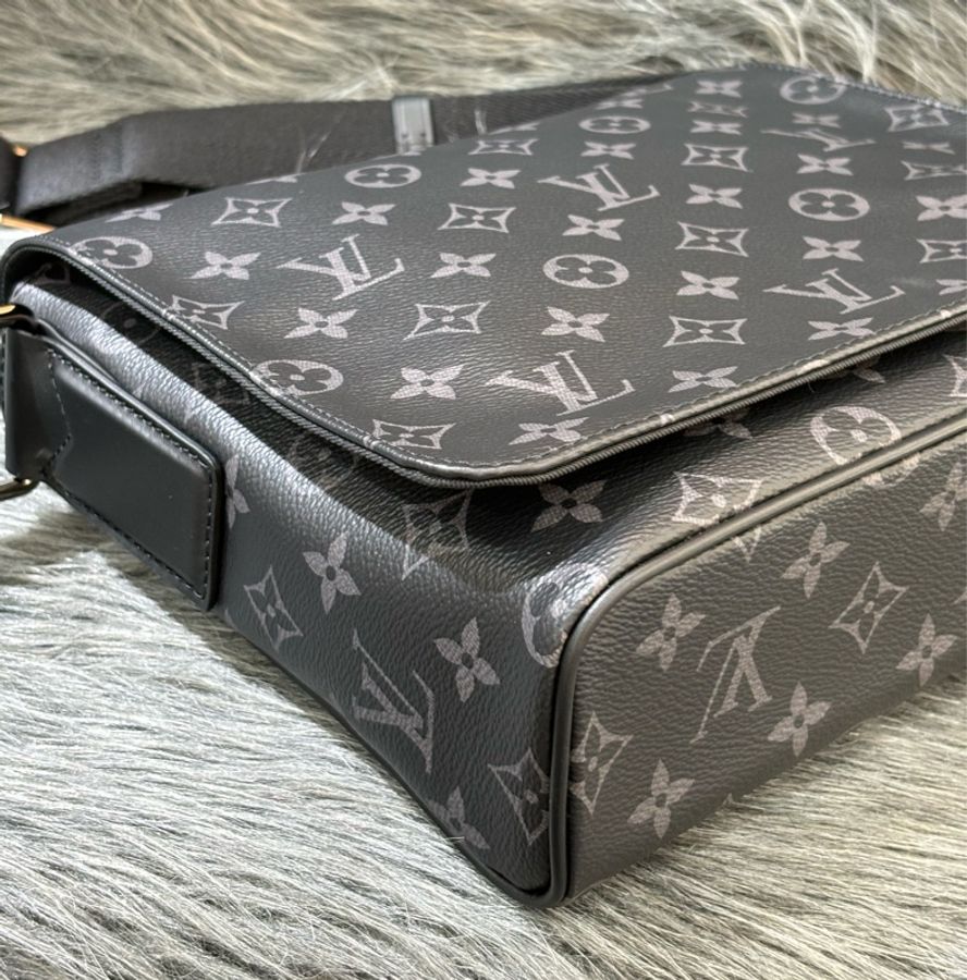 LV M44000 DISTRICT 黑色 原花 字紋 老花 斜背包 信差包 郵差包 記者包 航空包-6