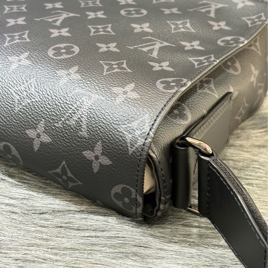 LV M44000 DISTRICT 黑色 原花 字紋 老花 斜背包 信差包 郵差包 記者包 航空包-11