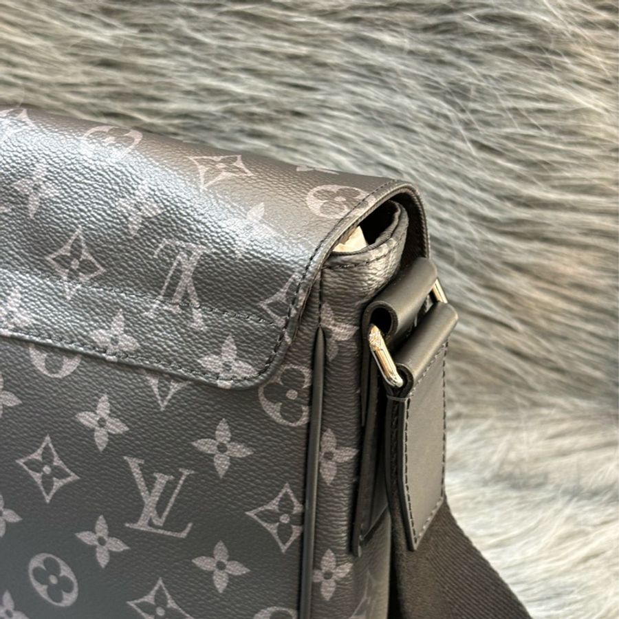LV M44000 DISTRICT 黑色 原花 字紋 老花 斜背包 信差包 郵差包 記者包 航空包-13
