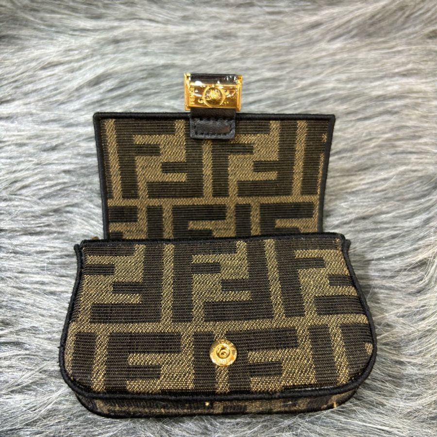 FENDI 7AR844 nano Baguette FF緹花 老花字紋 超迷你法棍金鍊 鑰匙包 零錢包 卡夾 信用卡包 小廢包 口紅包 耳機包 斜背包-16